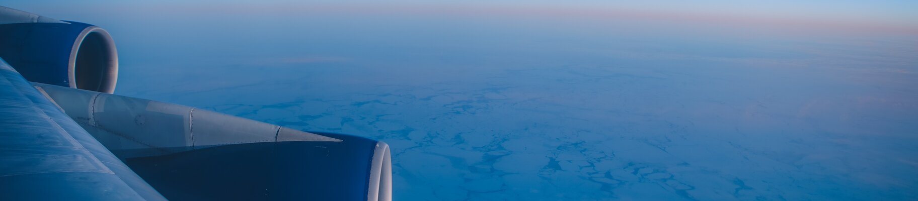 航空機の窓から見えるエラス島｜© Unsplash