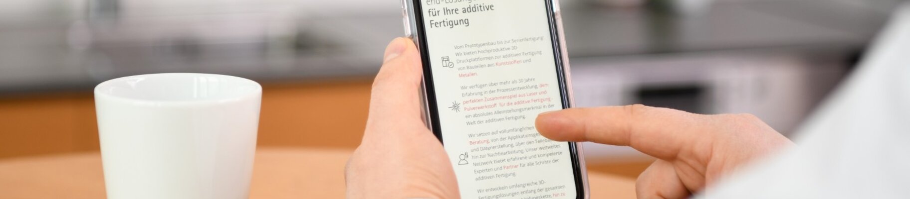 Benutzer mit Mobiltelefon beim Surfen im Text