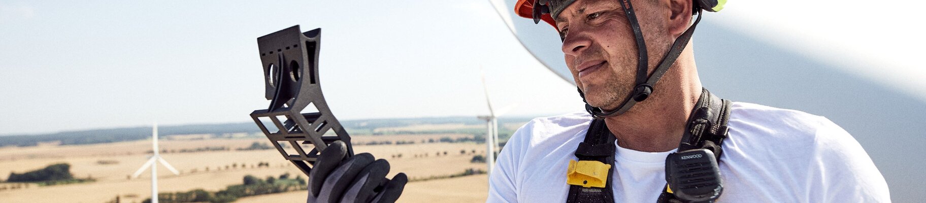 Arbeiter beim Austausch von Ersatzteilen auf einer Windkraftanlage